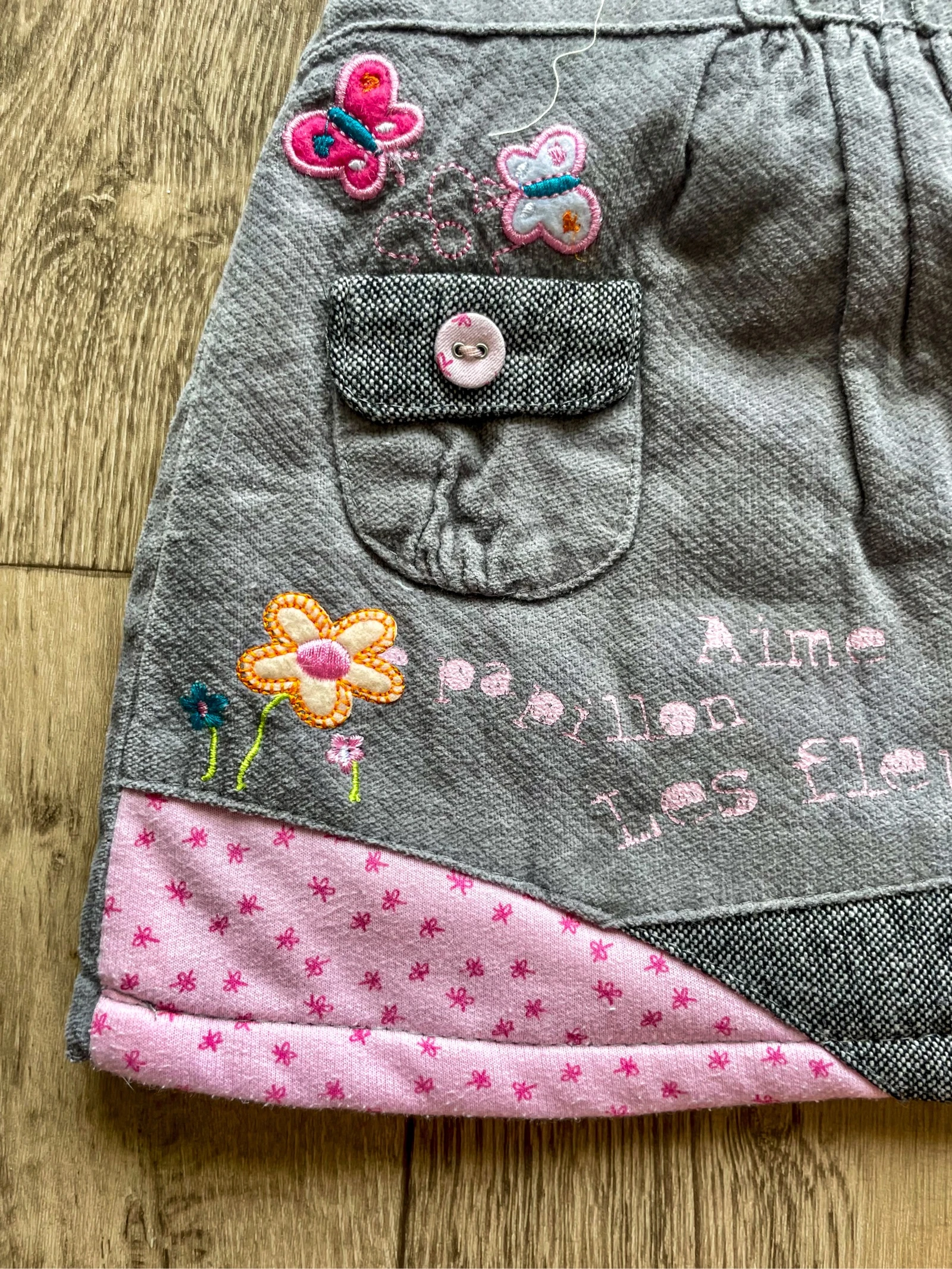 Grey sleeveless dress with embroidered flowers and butterflies size 3 months – photo 2
